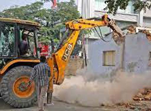 Yogi Action: जौनपुर में चला बुलडोजर, डेढ़ करोड़ की सरकारी जमीन मुक्त