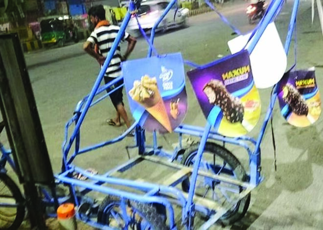 Noida News: भारत की जीत का जश्न मना रहे युवकों ने आइसक्रीम बेचने वाले को रौंदा