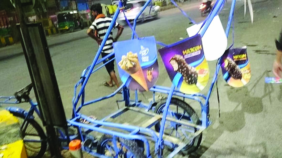 Noida News: भारत की जीत का जश्न मना रहे युवकों ने आइसक्रीम बेचने वाले को रौंदा