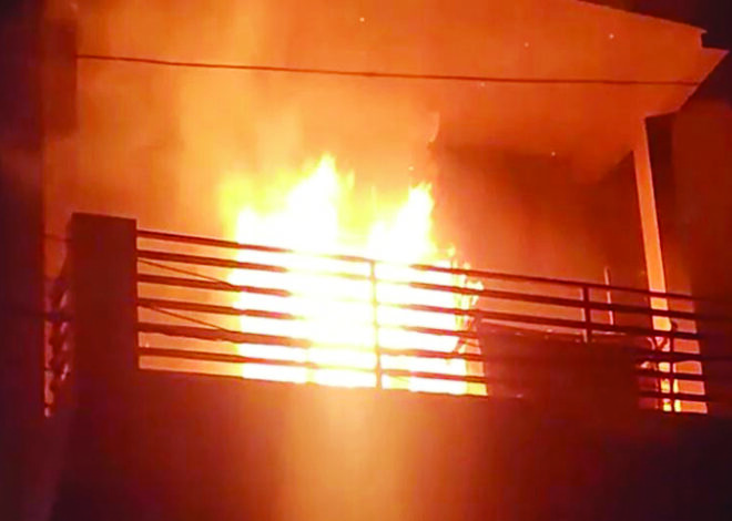 Ghaziabad: 3 मंजिला मकान में लगी भीषण आग, परिवार के 5 लोग जिंदा जले