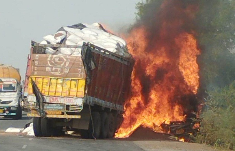 Madhya Pradesh: रीवा में दो ट्रकों की भिड़ंत के बाद लगी आग, चार लोग जिंदा जले