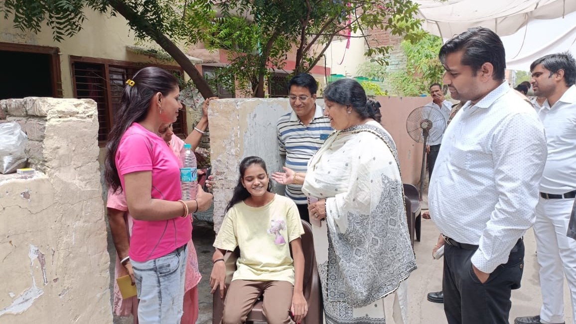 हाथरस भगदड़ में मृतक एवं घायल के घर संवेदना प्रकट करने पहुंचीं महापौर