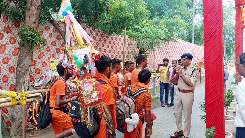 नोएडा में कावड़ यात्रा मार्ग के साथ साथ उनके ठहरने की बहेतरीन व्यवस्था, एडीसीपी ने संभाली व्यवस्था