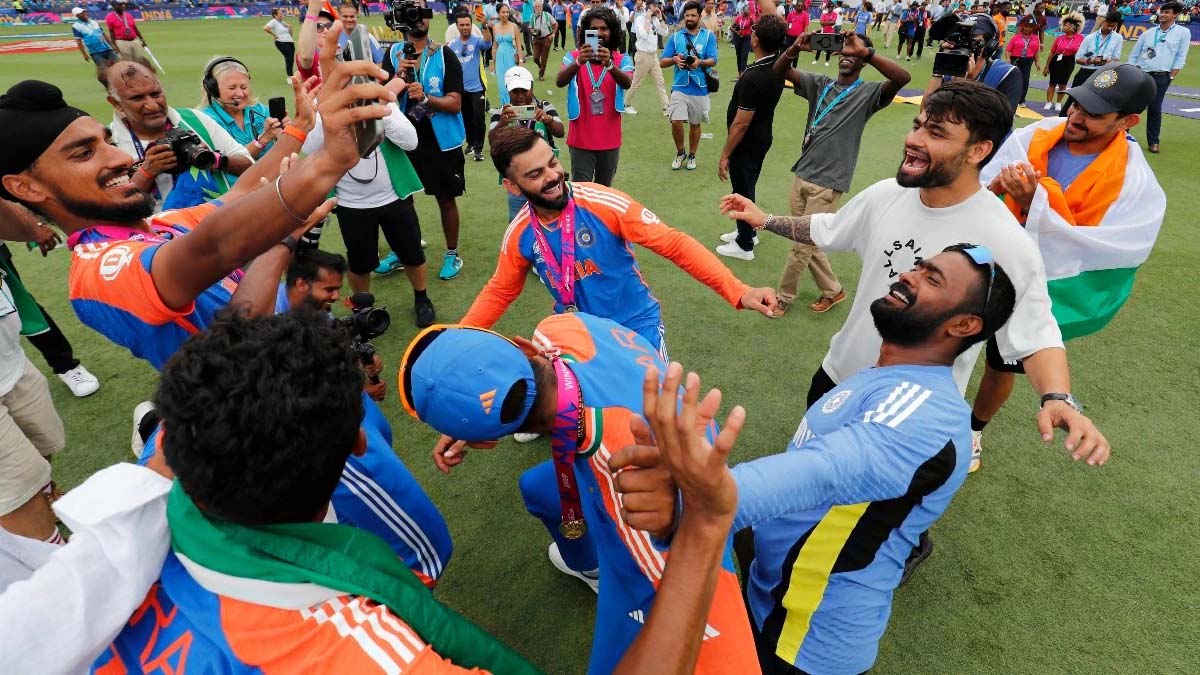 T20 World Cup winning team: मुम्बई में तिरंगे और ट्राफी साथ निकली विजय यात्रा