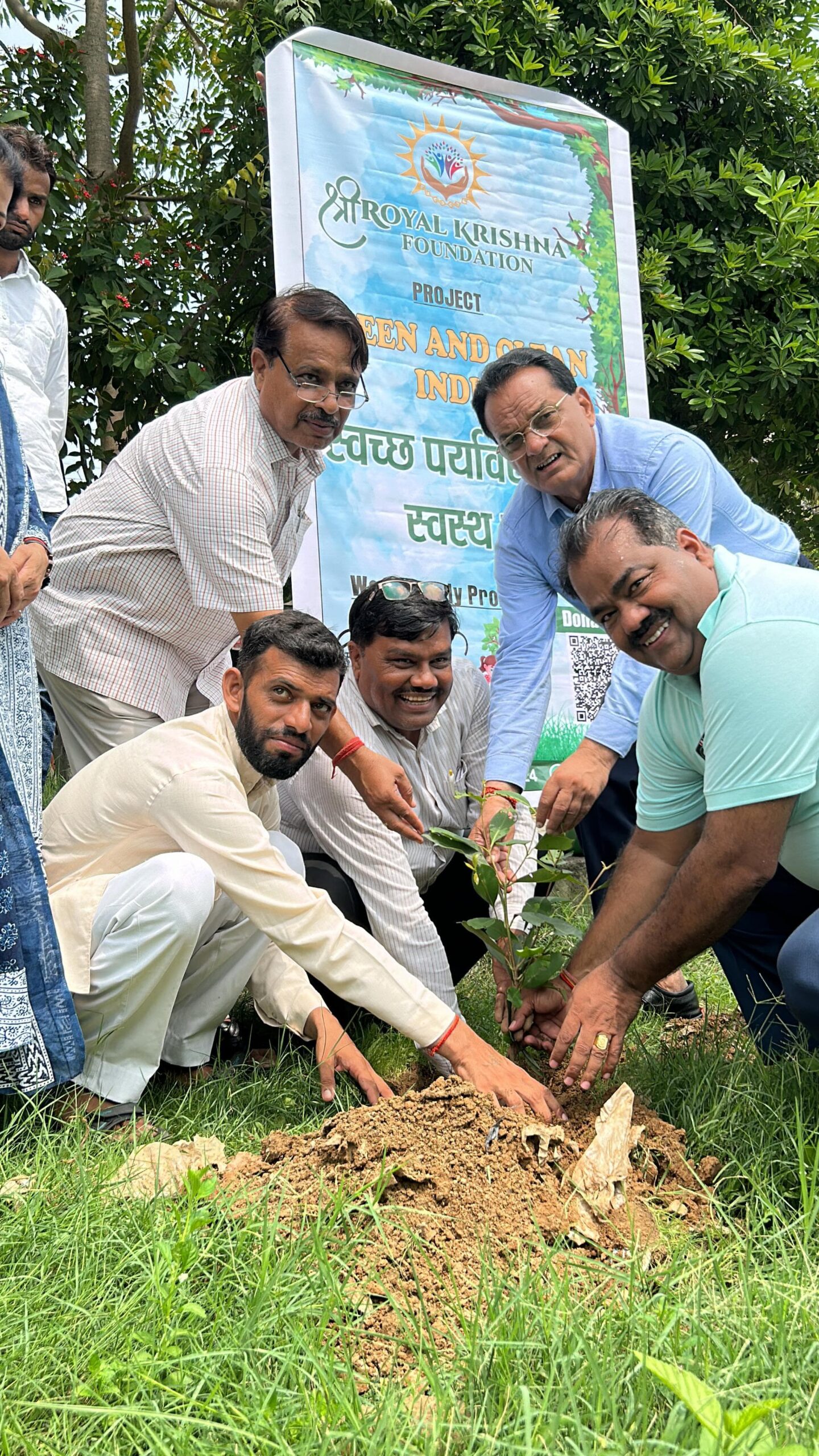  रॉयल कृष्णा ग्रुप द्वारा सुभाष पार्क में किया पौधारोपण  