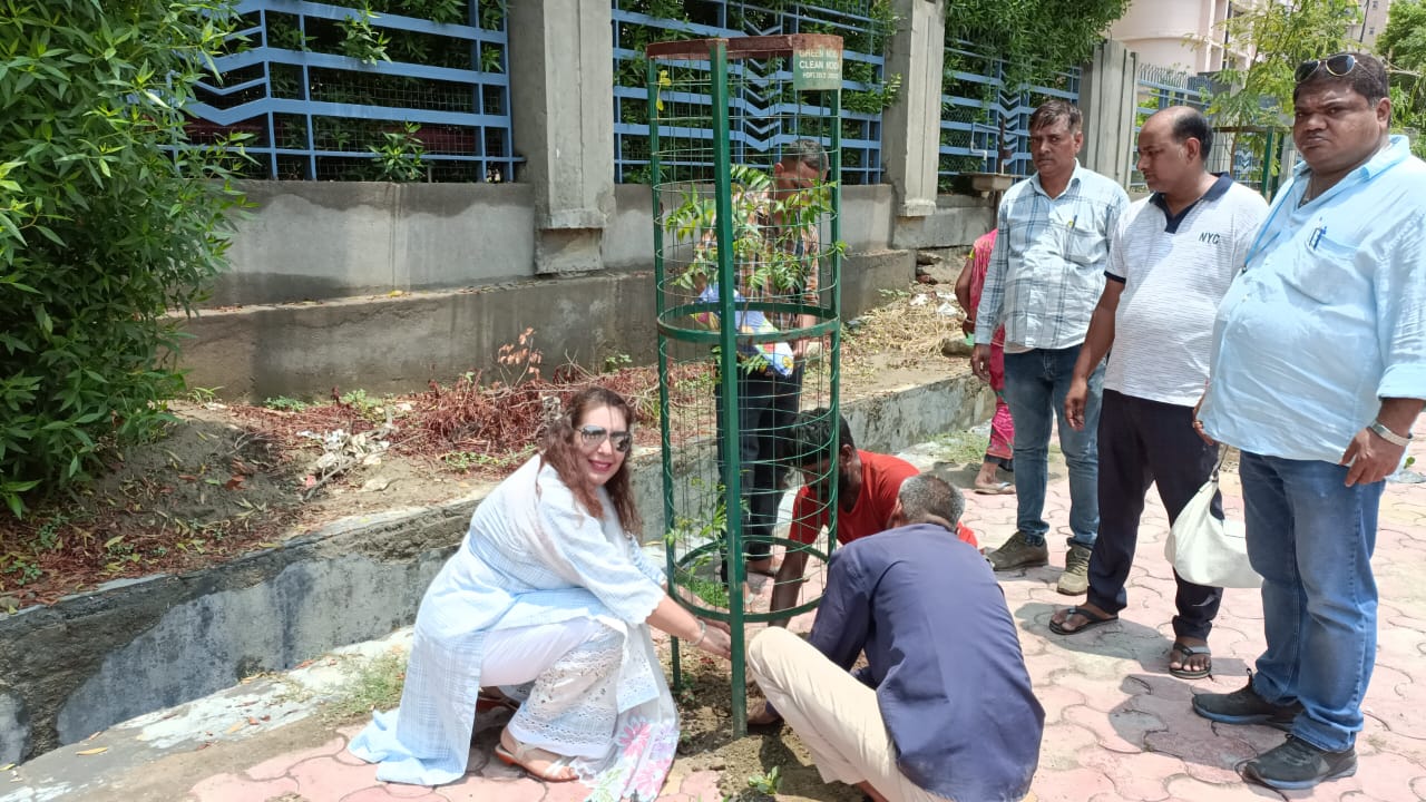 पर्यावरण बचाने की शानदार पहलः समाजसेवी सुखमनी ढिल्लन जगह जगह लगा रही वृक्ष