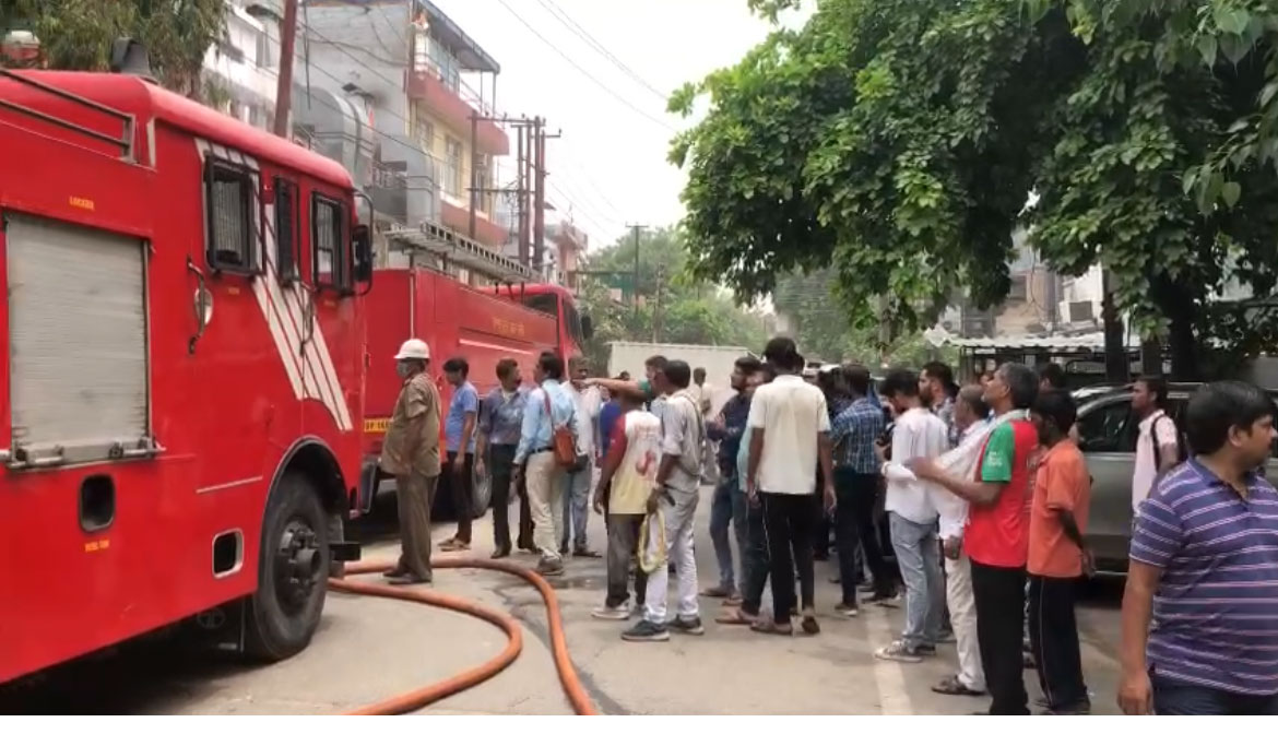 Noida News: सेक्टर 10 फूड पैकेजिंग कंपनी में लगी आग, फायर सर्विस ने तुरंत पहुँच की