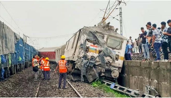 Train Accident: हावड़ा से मुंबई जा रही ट्रेन के डिब्बे पटरी से उतरे, दो की मौत, 20 घायल