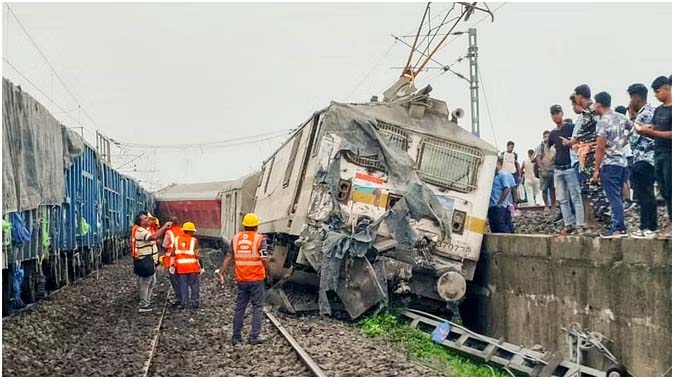 Train Accident: हावड़ा से मुंबई जा रही ट्रेन के डिब्बे पटरी से उतरे, दो की मौत, 20 घायल