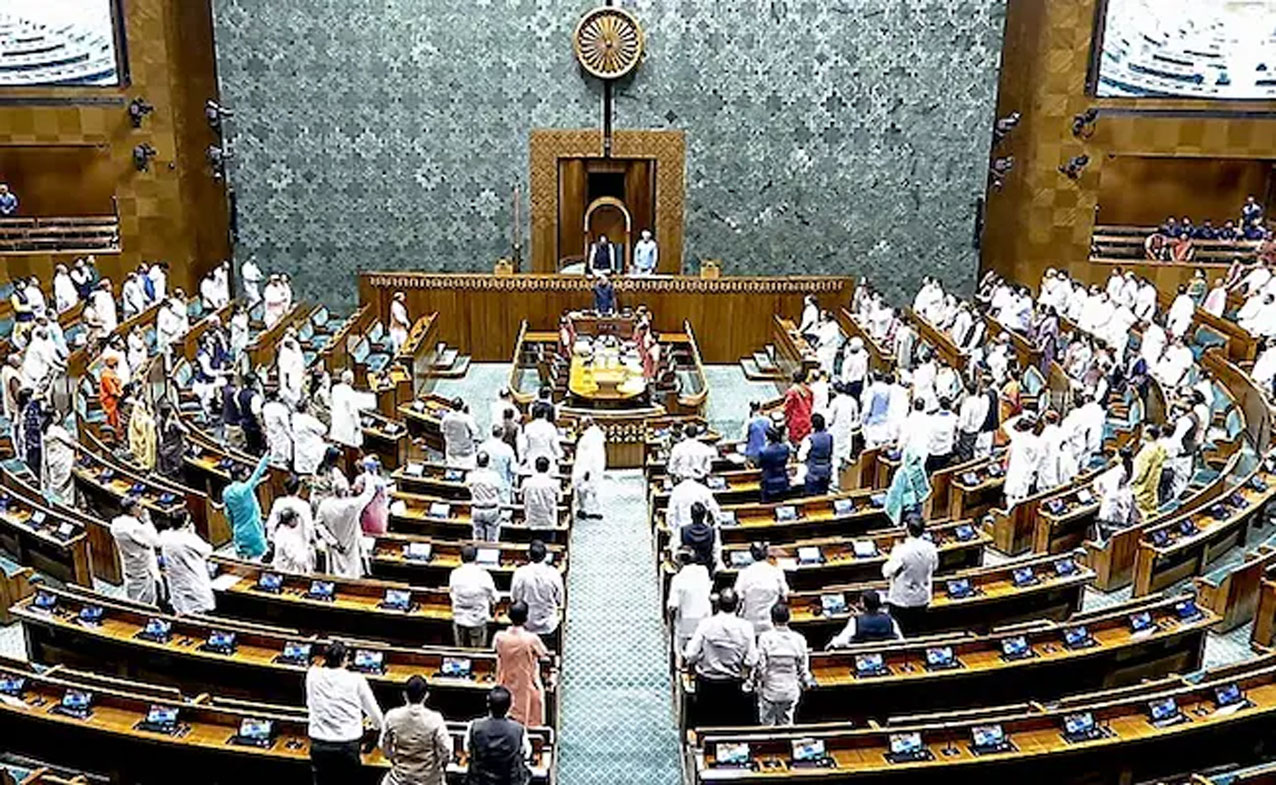 राहुल गांधी के बयान पर संसद में हंगामा, पीएम का जवाब सुनने को