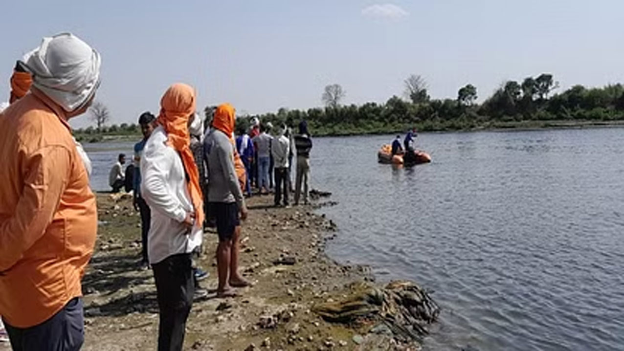 वृंदावन यमुना नदी में डूबे दिल्ली के दो दोस्त, एक की लाश मिली, संतकबीर नगर में झील में डुबी तीन बच्चियां