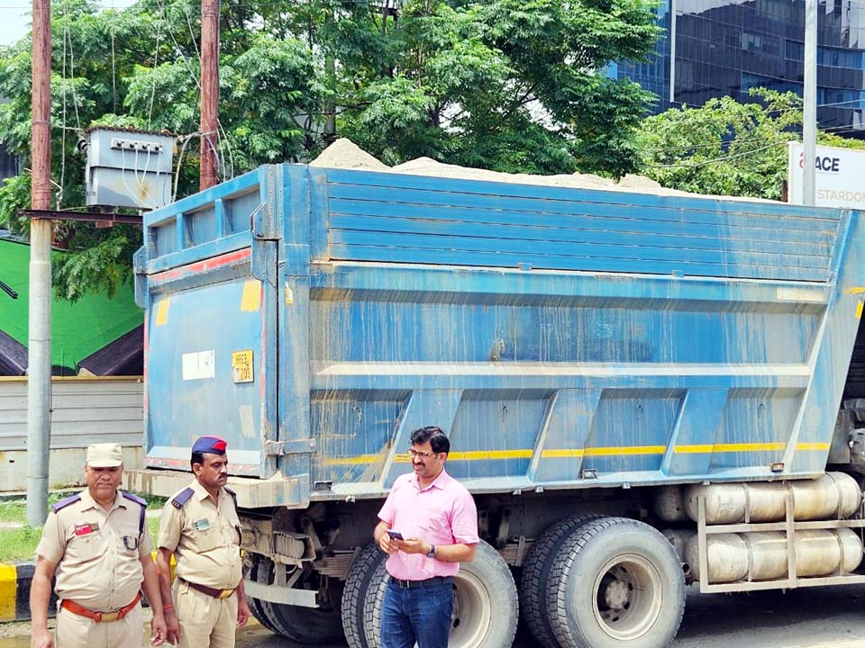 Noida News: ओवर लोडिंग और अवैध खनन पर डीएम ने चलाया चाबुक, अभियान चलाकर डंपर सीज