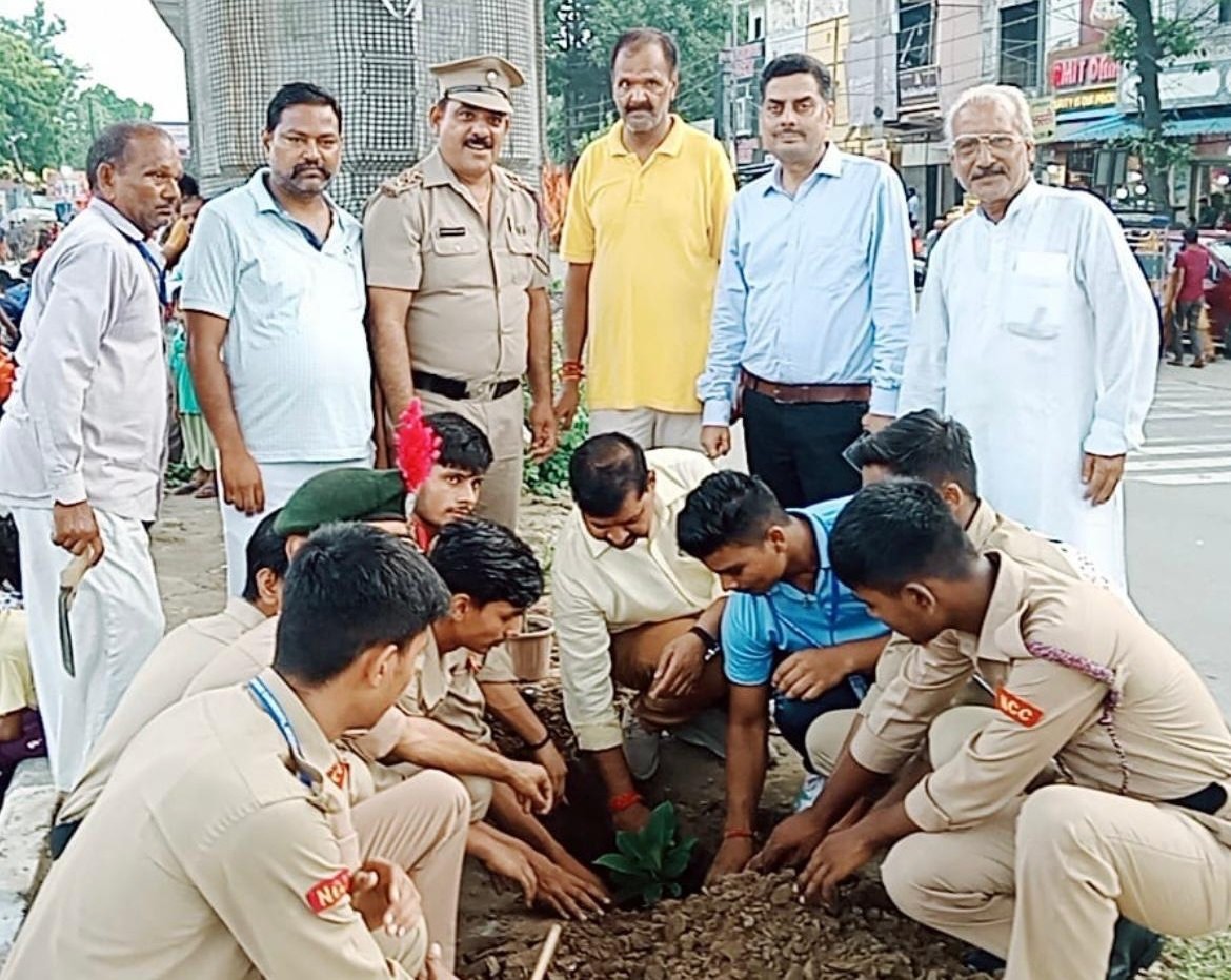 कैडेट्स ने पौधारोपण कर दिया पर्यावरण संरक्षण का संदेश