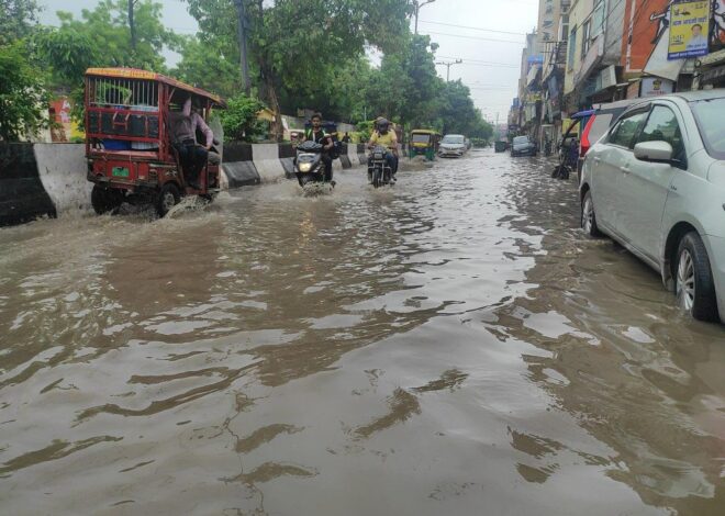 Weather: दिल्ली-NCR में भारी बारिश से सड़कें-अंडरपास सब जलमग्न, जाम में फंसे यात्री