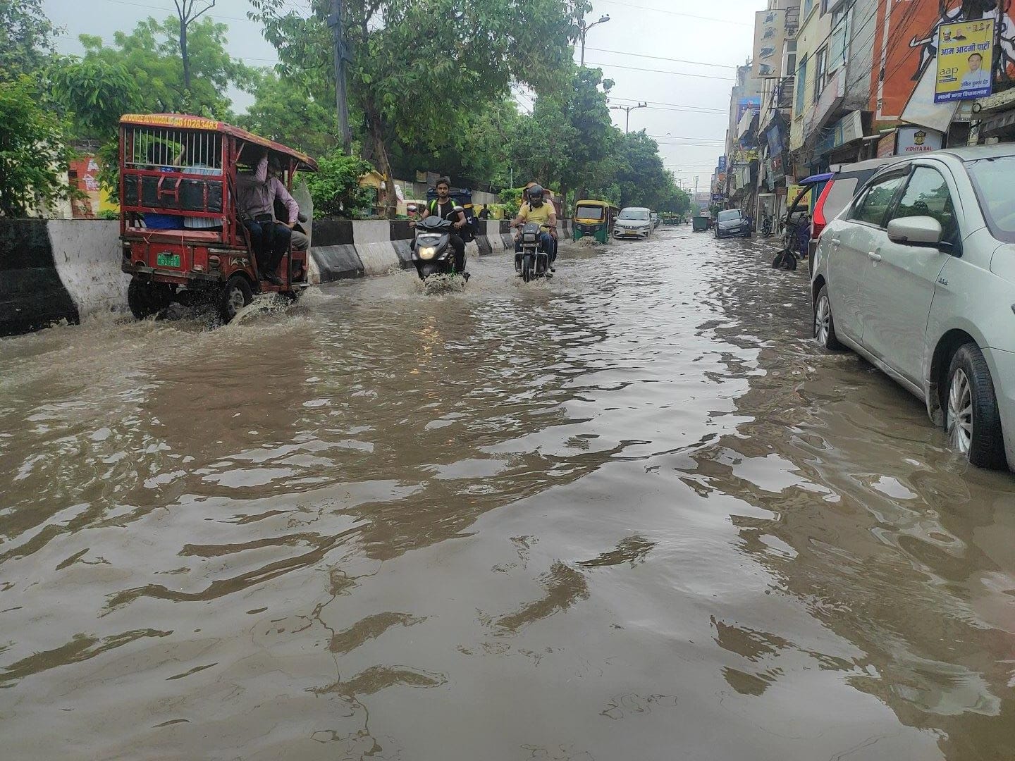 Weather: दिल्ली-NCR में भारी बारिश से सड़कें-अंडरपास सब जलमग्न, जाम में फंसे यात्री