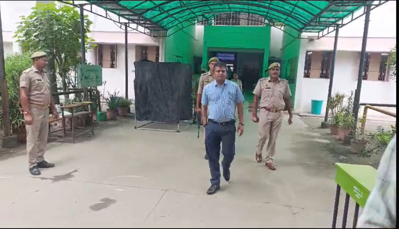 यूपी पुलिस भर्ती परीक्षाः डीएम-डीसीपी ने लिया केन्द्रओं का जायजा