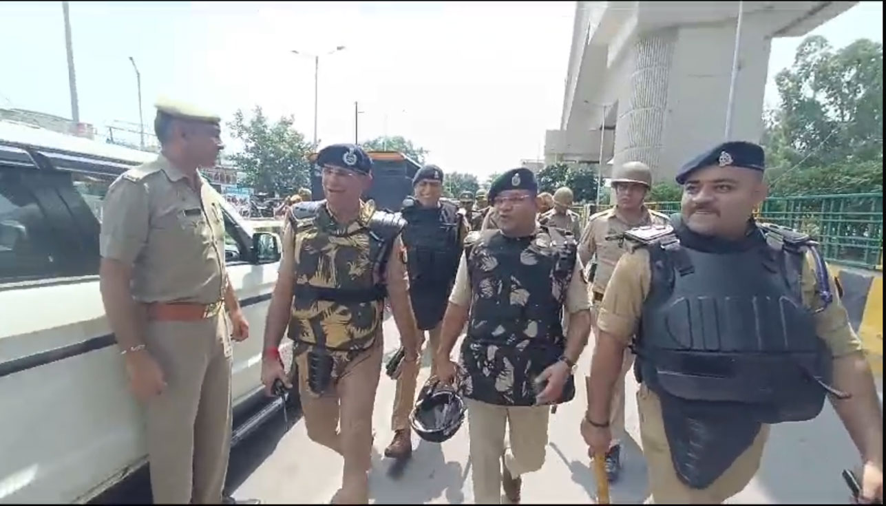 भारत बंद के दौरान नोएडा में पुलिस ने बढ़ाई चौकसी, जॉइंट सीपी, डीसीपी, एसीपी समेत भारी मात्रा में सड़कों पर पुलिस फोर्स