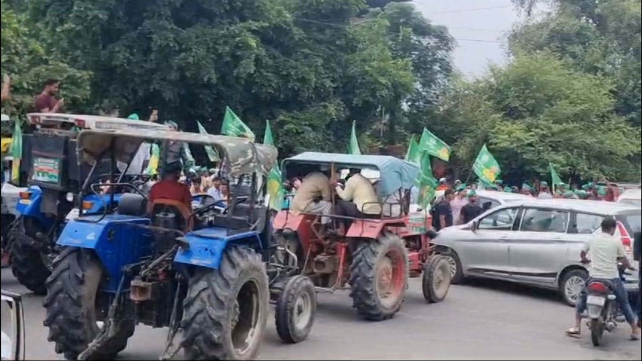 Greater Noida: किसानों ने बिजली दफ्तर घेरा, एनपीसीएल करता है ये बदमाशियां