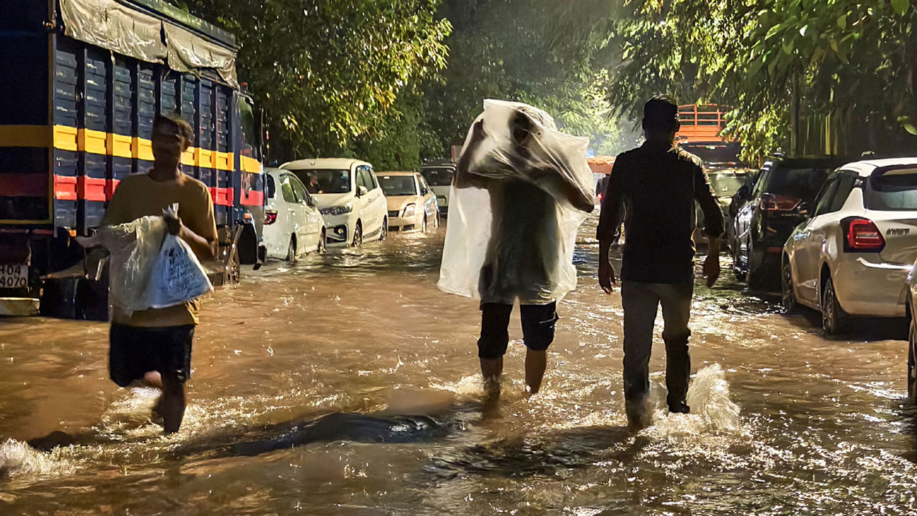 Heavy Rain in Mumbai: तेज बारिश ने थाम दी मुंबई की रफ्तार, स्कूल-कॉलेज भी बंद, 14 उड़ानों का रूट डायवर्ट