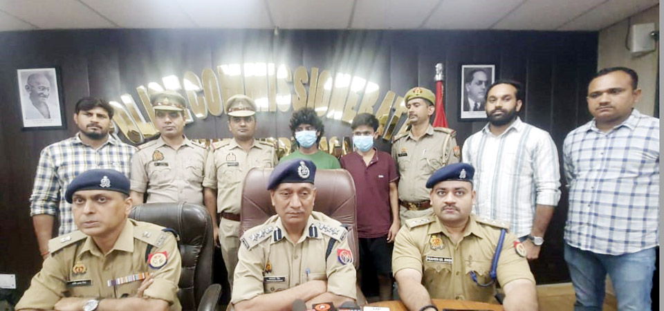 पुलिस का खुलासा: गर्लफ्रेंड के शौक पूरे करने के लिए चाचा के घर में दोस्तों से कराई चोरी