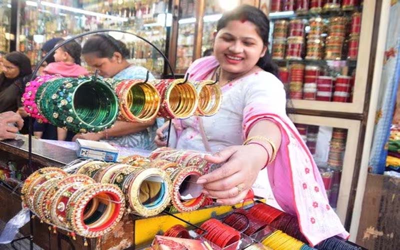 Karvachauth: करवाचौथ की तैयारियां शुरू, शहर में सजे बाजार