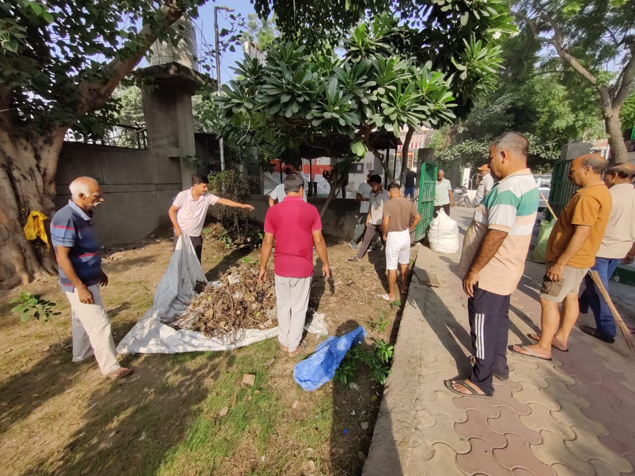 Noida News: गांधी जयंती पर आरडब्ल्यूए ने लगाई झाडू