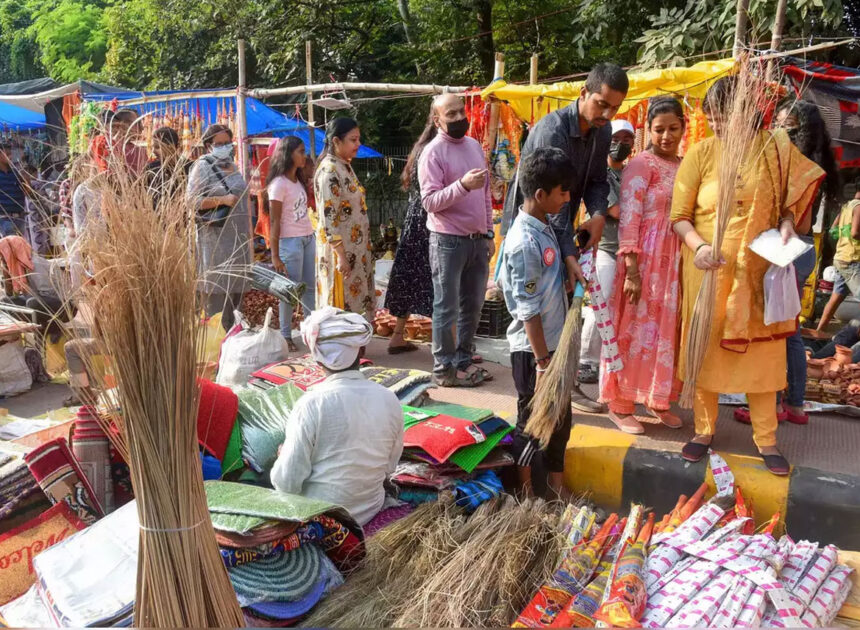 धनतेरस पर क्यो खरीदी जाता है साबुत धनिया और झाडू, पांच दिन की मनाएं दिवाली