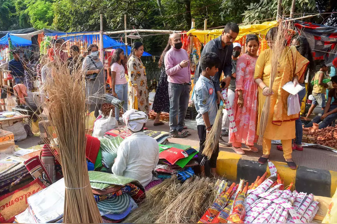 धनतेरस पर क्यो खरीदी जाता है साबुत धनिया और झाडू, पांच दिन की मनाएं दिवाली