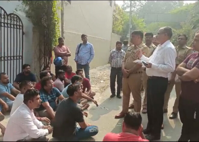 Noida: इंसाफ पाने के लिए फिर धरने पर बैठे पैरेंटस, हटाई गई मॉडर्न स्कूल की प्रिंसिपल