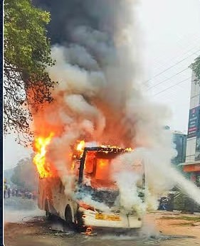 स्कूल बस में लगी भीषण आग, दमकल विभाग ने मशक्कत के बाद पाया काबू