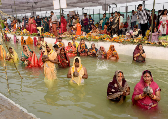 Chhath: दिल्ली के ITO स्थित यमुना के घाट पर छठ मनाने उमड़ा पूर्वांचली समुदाय