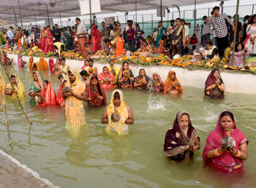 Chhath: दिल्ली के ITO स्थित यमुना के घाट पर छठ मनाने उमड़ा पूर्वांचली समुदाय