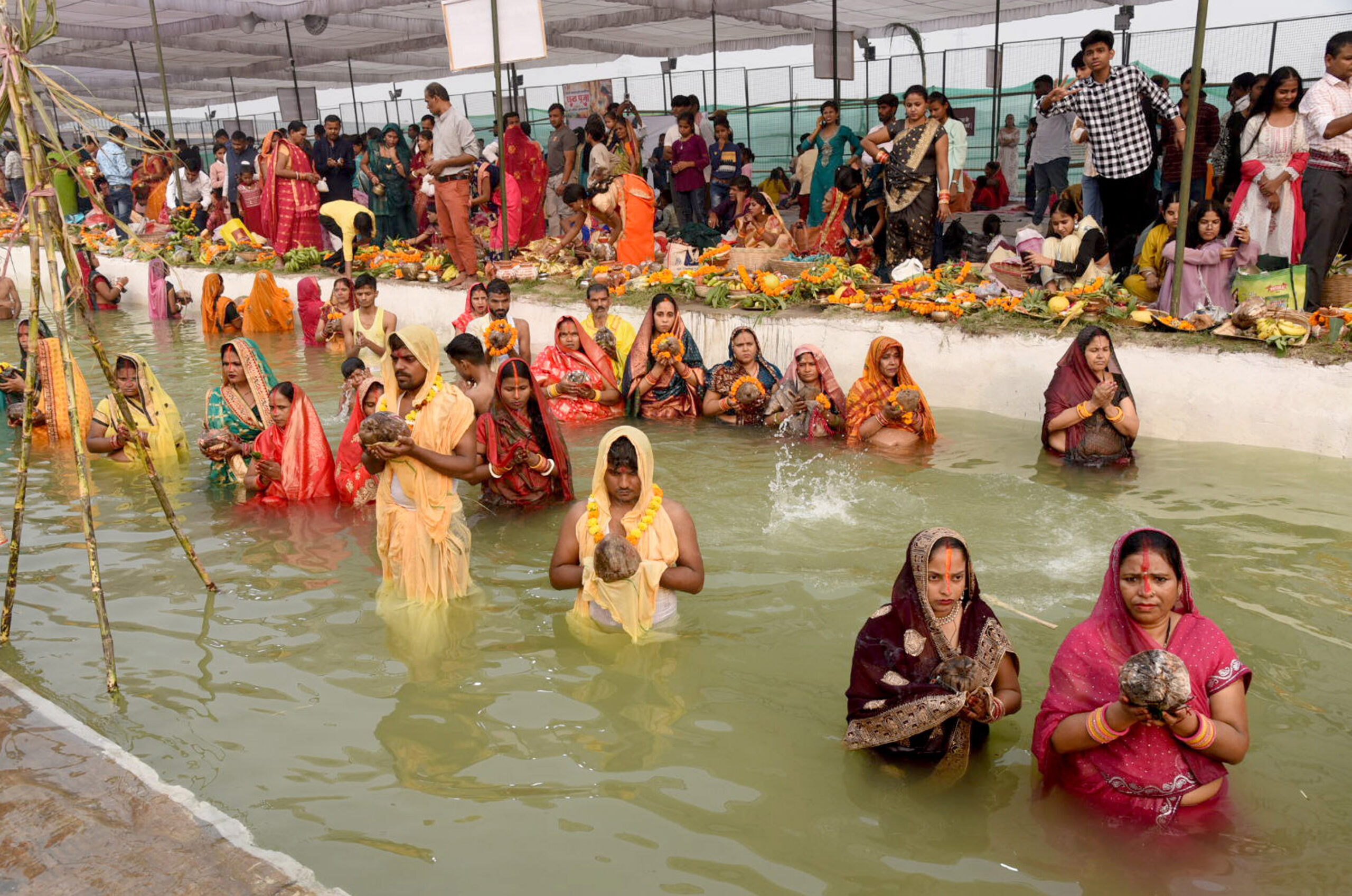 Chhath: दिल्ली के ITO स्थित यमुना के घाट पर छठ मनाने उमड़ा पूर्वांचली समुदाय