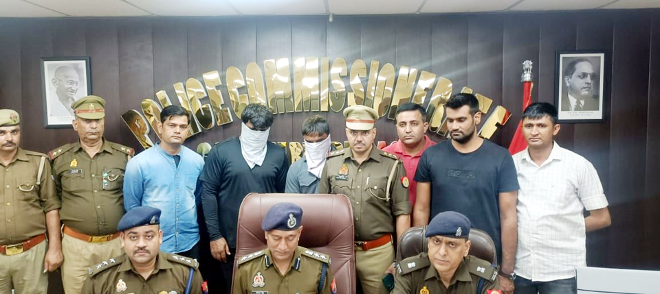 एटीएम से रुपये निकलवाने के लिए मदद मांगना पकड़ सकता है मंहगा, Noida Police ने किया इस गिरोह का खुलासा