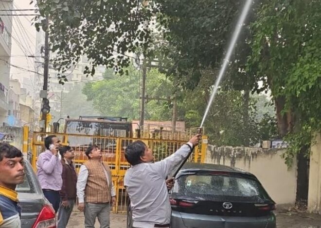 बढ़ते वायु प्रदूषण पर जारी है निगम का प्रहार, नगर आयुक्त ने समीक्षा कर बढ़ाई पानी के छिड़काव की रफ्तार