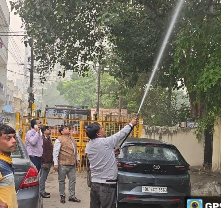 बढ़ते वायु प्रदूषण पर जारी है निगम का प्रहार, नगर आयुक्त ने समीक्षा कर बढ़ाई पानी के छिड़काव की रफ्तार