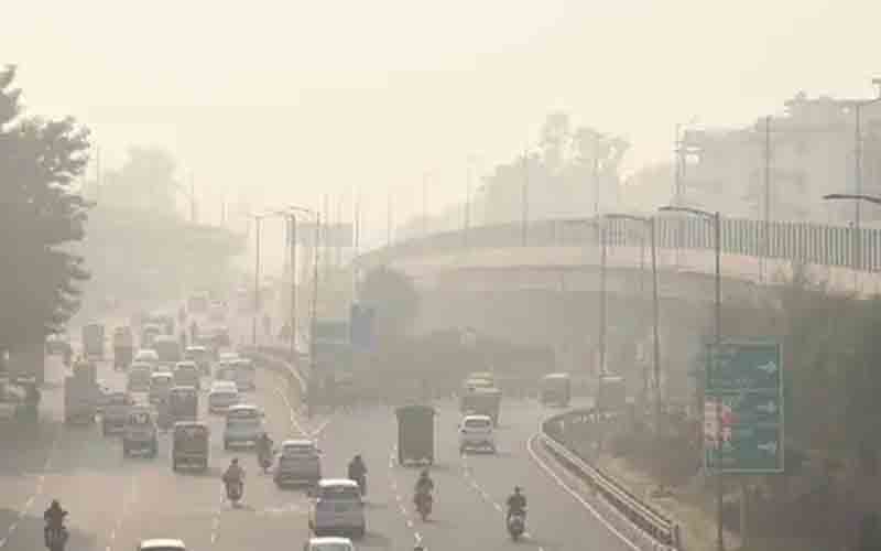 Pollution: स्मॉग की चादर में लिपटा शहर खतरनाक स्तर पर पहुंचा प्रदूषण