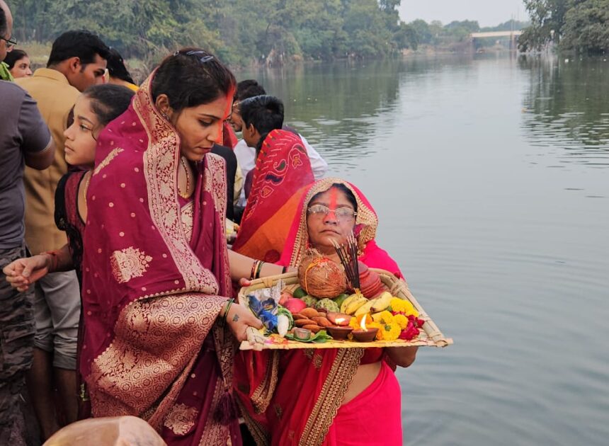 Chhath Mahaparv: आज से निर्जला व्रत रहकर महिलाएं करेंगी उपासना