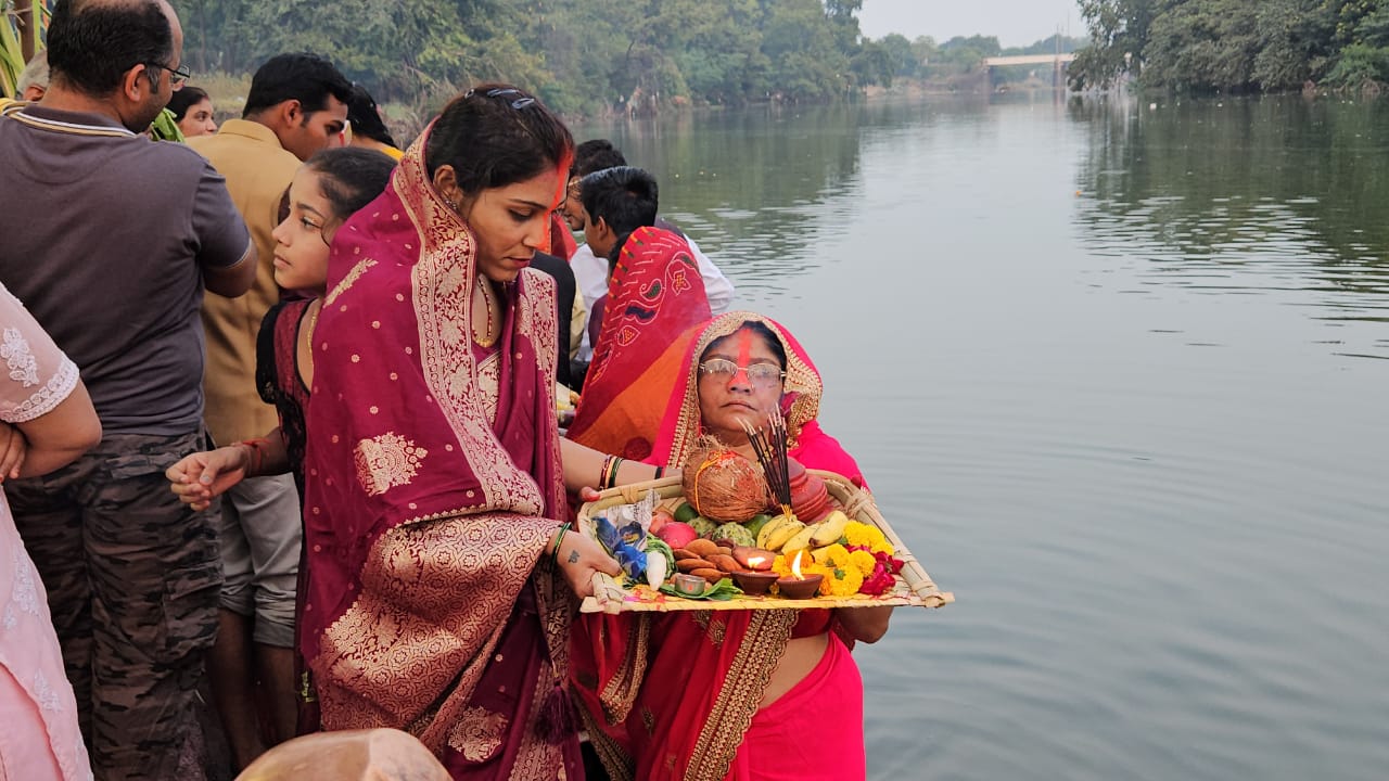 Chhath Mahaparv: आज से निर्जला व्रत रहकर महिलाएं करेंगी उपासना