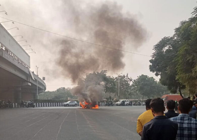 Noida: देखते रह गए लोग, महामाया फ्लाईओवर के नीचे घू धू कर जली गाड़ी