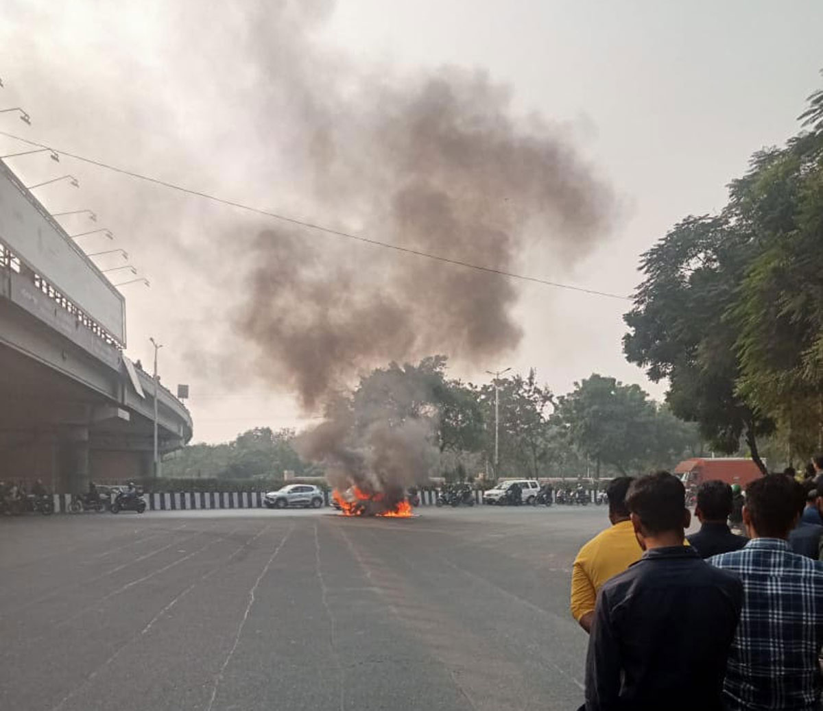 Noida: देखते रह गए लोग, महामाया फ्लाईओवर के नीचे घू धू कर जली गाड़ी