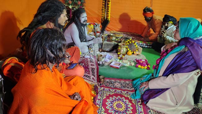 Maha Kumbh: दस देशों के 21 सदस्यीय अंतरराष्ट्रीय दल का मंत्रोच्चारण के साथ महाकुम्भ नगर में हुआ स्वागत