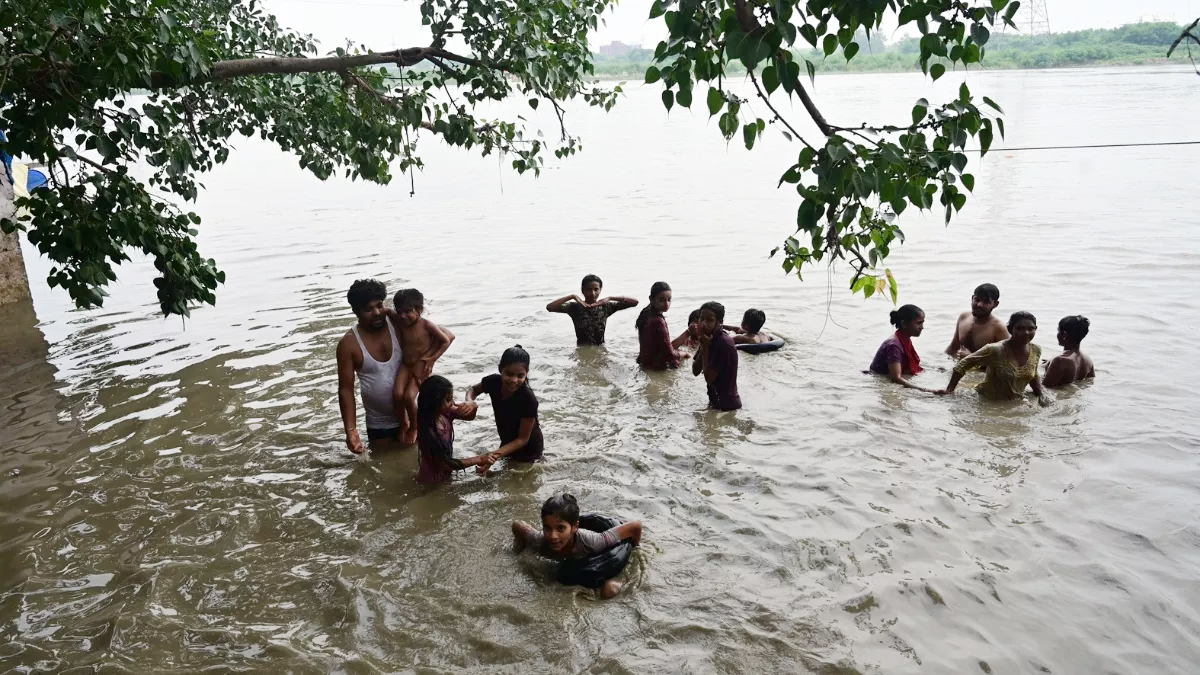 यमुना का जलस्तर बढ़ा, खतरे के निशान के करीब पहुँचा