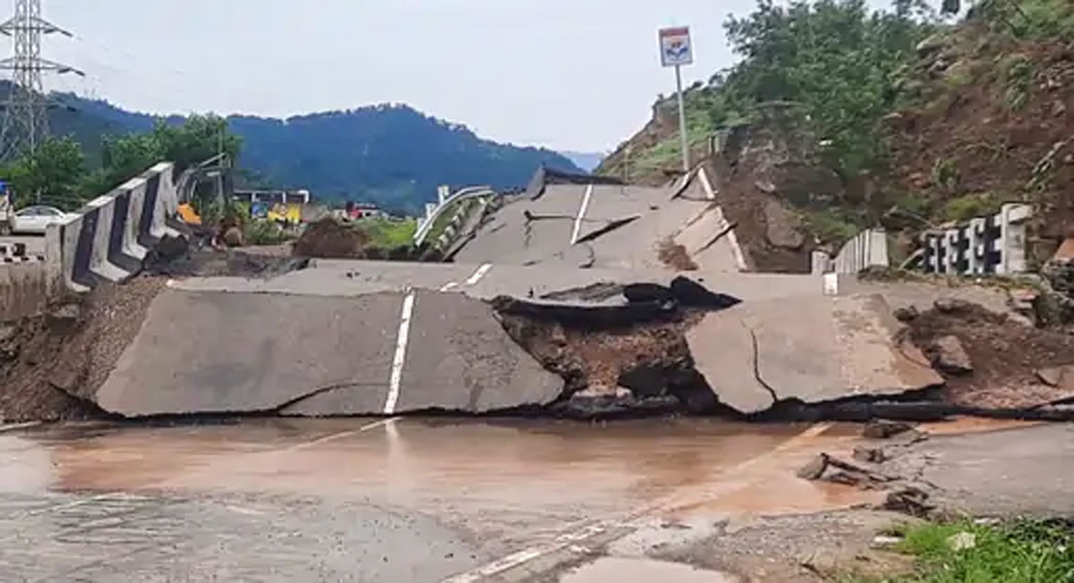 हिमाचल प्रदेश में लगातार बारिश ने सब कुछ किया ठप, चंडीगढ़-मनाली हाईवे बंद, हजारों टूरिस्ट फंसे