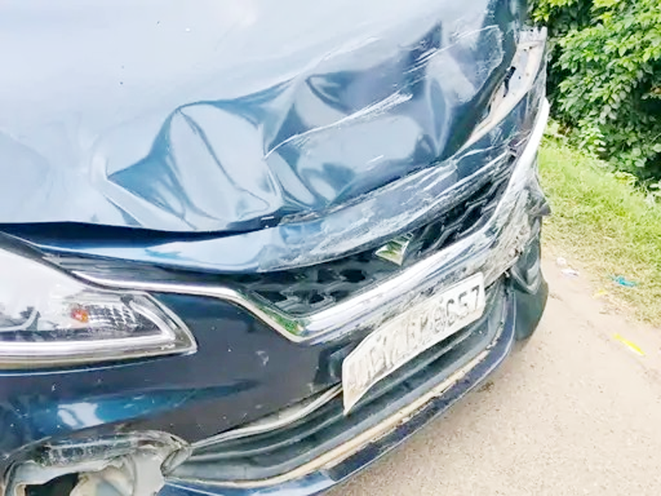 स्कूल वैन और कार की भिड़ंत, पांच बच्चे घायल