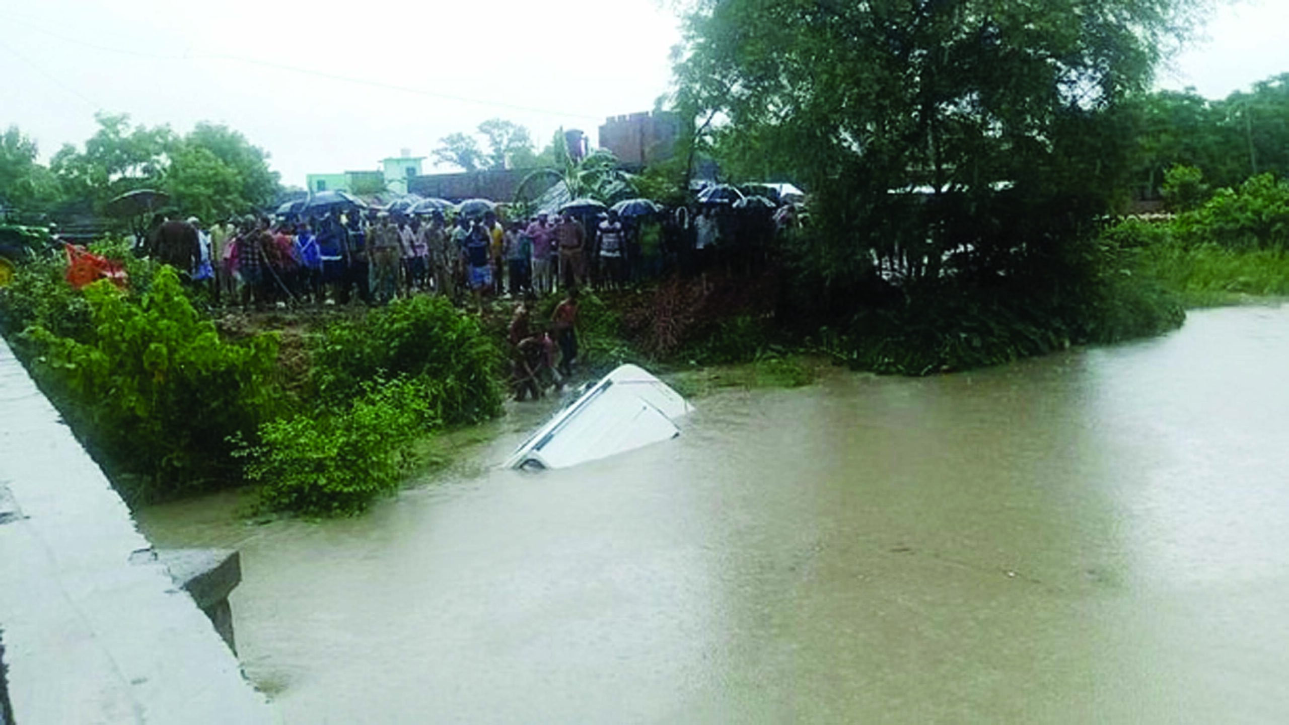 गोंडा में भीषण हादसा : नहर में गिरी श्रद्धालुओं से भरी बोलेरो, 11 की दर्दनाक मौत
