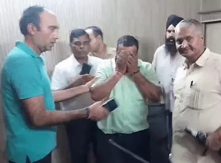 एसीएम-4 कोर्ट का चपरासी रिश्वत लेते रंगेहाथों गिरफ्तार