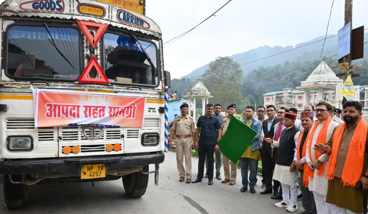 राज्यपाल ने डलहौजी में आपदा प्रभावित लोगों को वितरित की खाद्य एवं राहत सामग्री