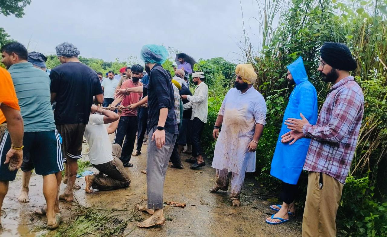 Punjab News: बाढ़ प्रभावित लोगों की मदद के लिए ज़मीनी स्तर पर डटी पंजाब सरकार