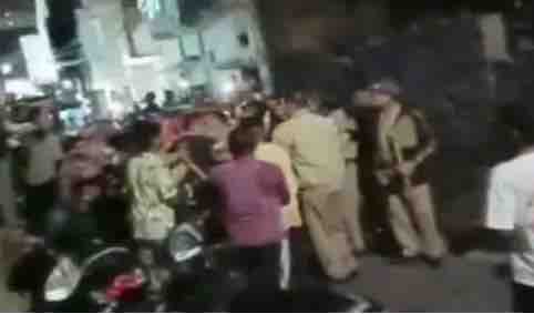 हल्द्वानी: लॉज में तीन युवतियों के साथ आपत्तिजनक अवस्था में पकड़ा गया मुस्लिम युवक, भड़की जनाक्रोश ने की जमकर धुनाई